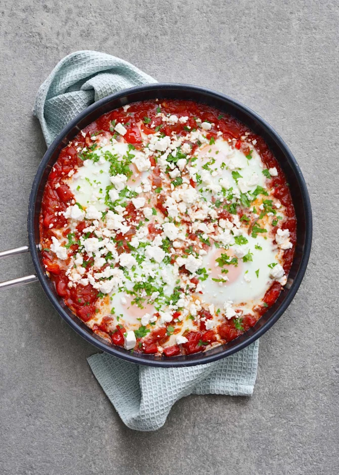 Shakshuka med salatost og kartoffeltern