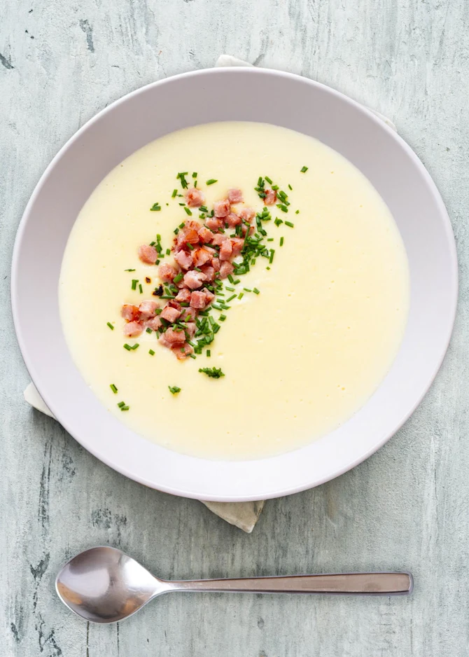 Cremet kartoffel- og blomkålssuppe med bacon og hvidløgsflute