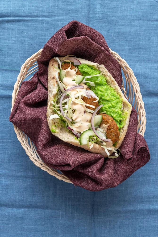 Pita med falafel og ærte-bønne creme