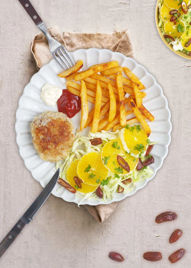 Hurtige karbonader med fritter og appelsinsalat