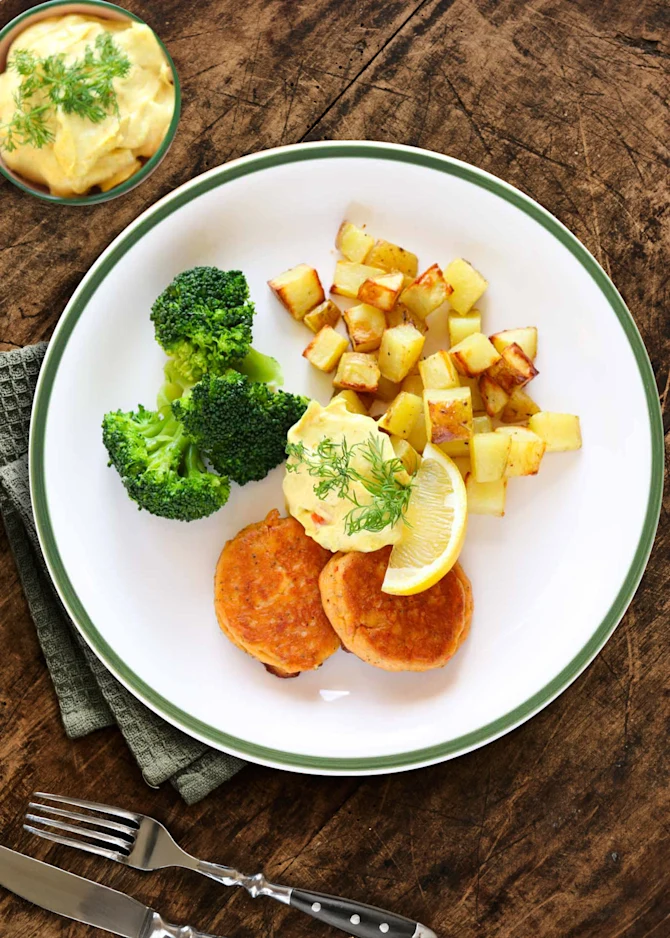 Fiskedeller serveret med kartoffeltern og broccoli. Hertil grov remoulade