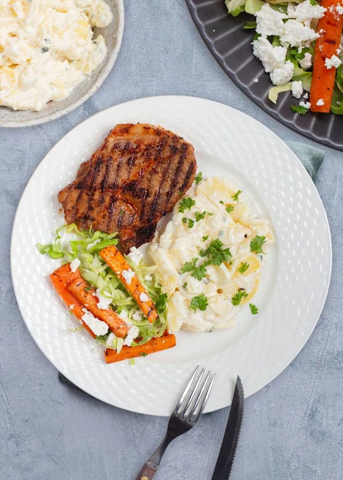 Grillede koteletter med kartoffelsalat. Hertil salat og majskolber