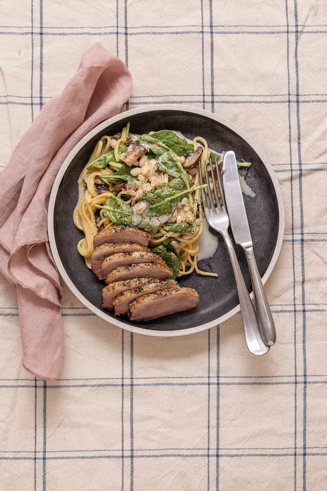 Andebryststeg med cremet pasta og spinat