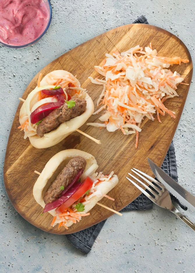Sliders med oksekød, coleslaw og rød milkshake som tilbehør