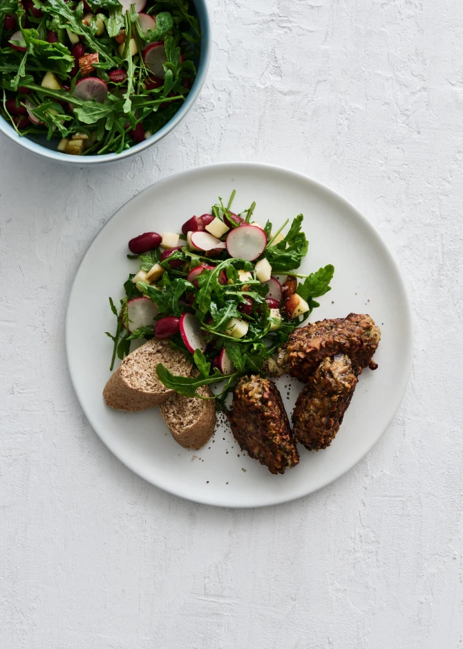 Champignonfrikadeller med kidneybønnesalat