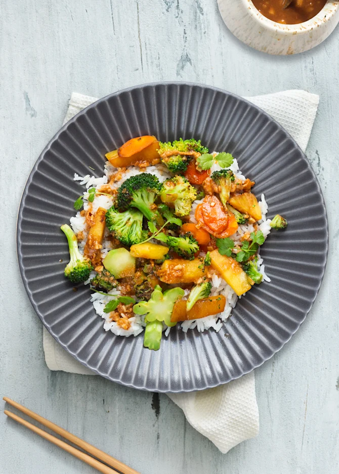 Vegetarisk wok med frisk ananas, grønt, peanutbutter og ris