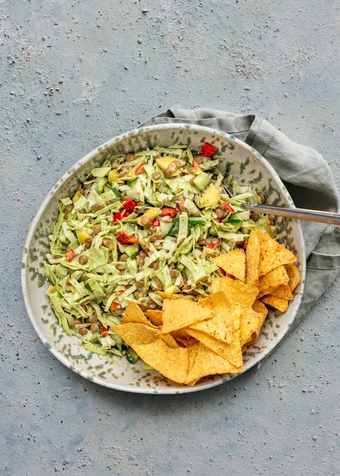 Green goddess med mango, linser og persilledressing. Hertil tortillachips