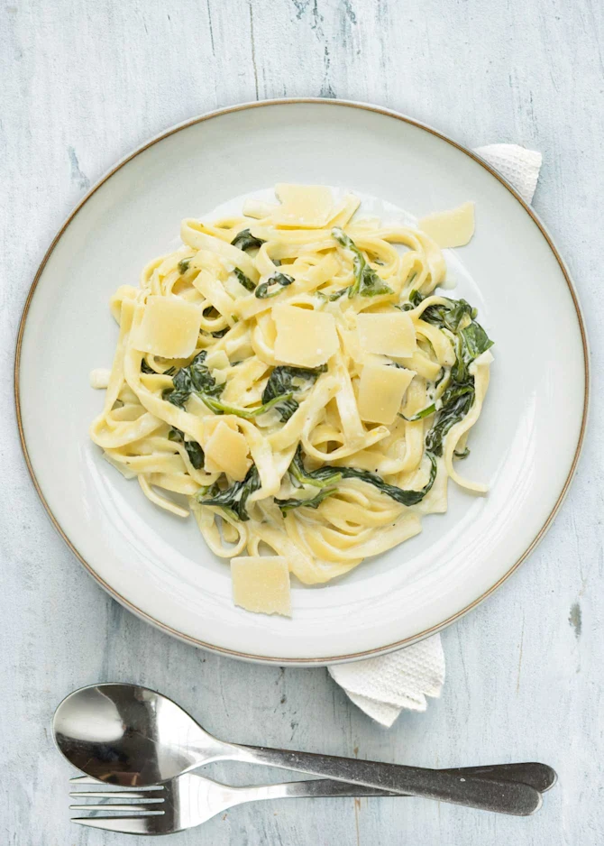 Cremet fettuccine med spinat og friskost