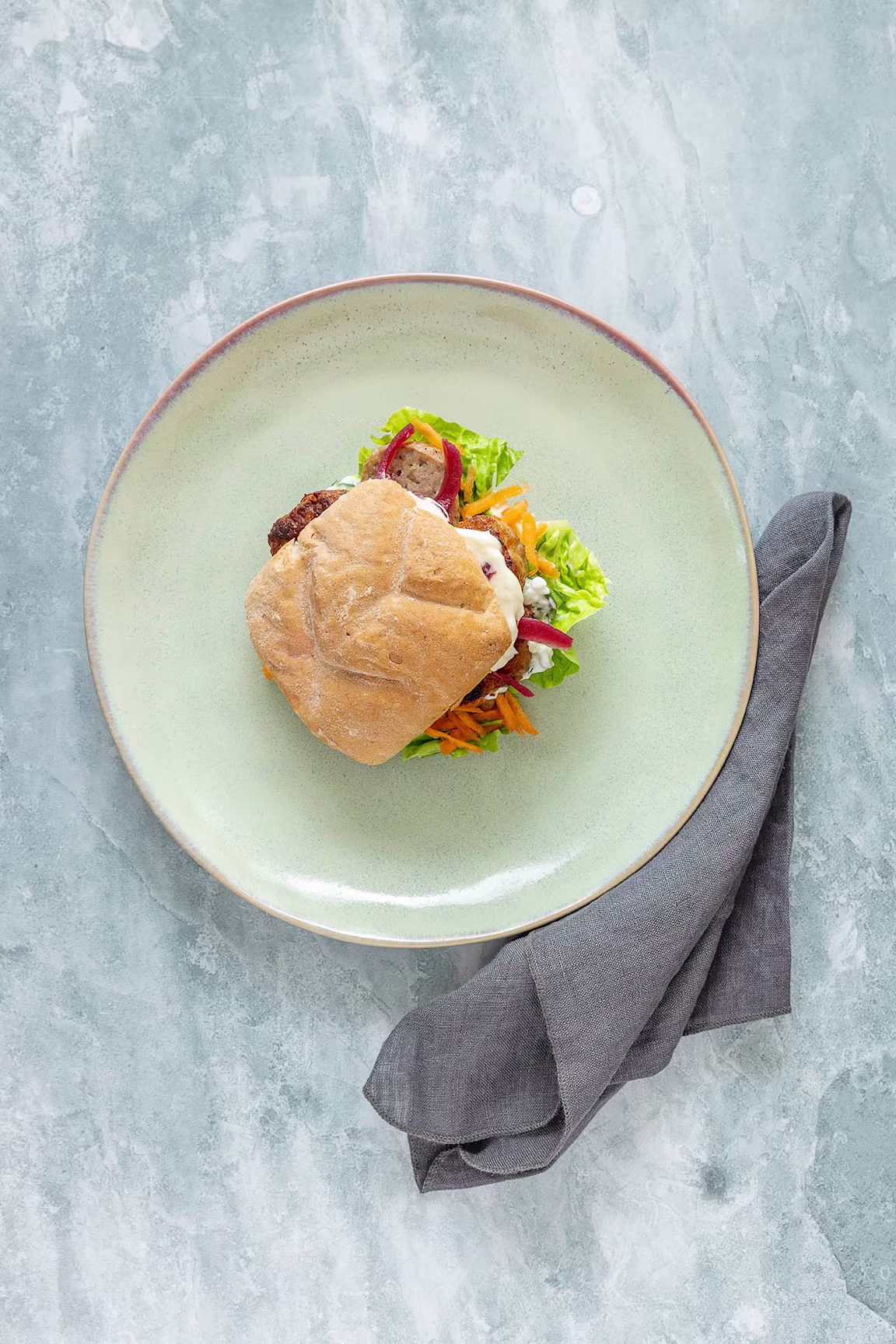 Glutenfri frikadellesandwich med tzatziki