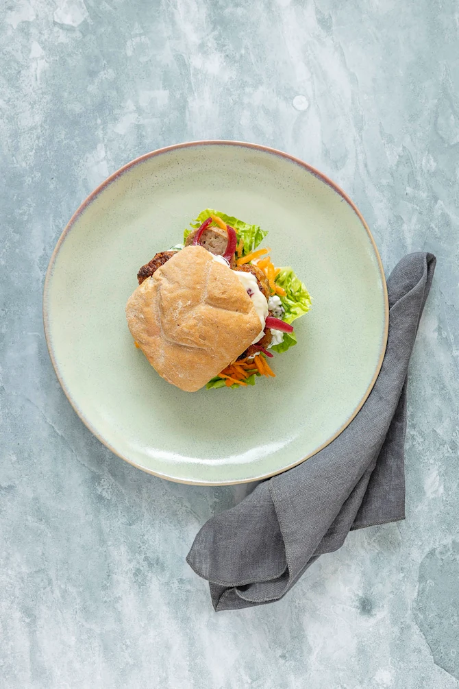 Glutenfri frikadellesandwich med tzatziki