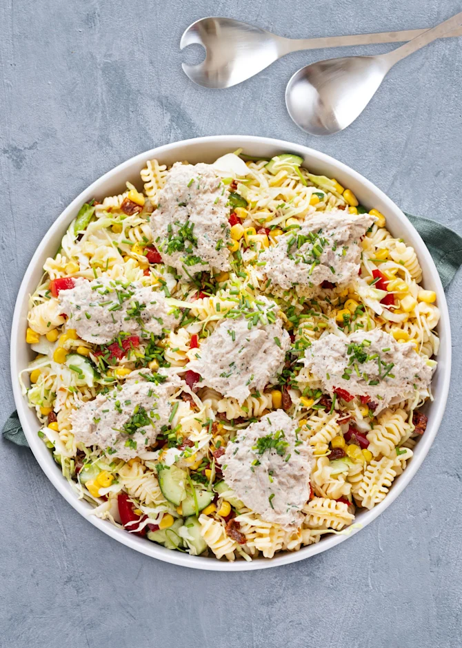 Fyldig pastasalat med tunmousse