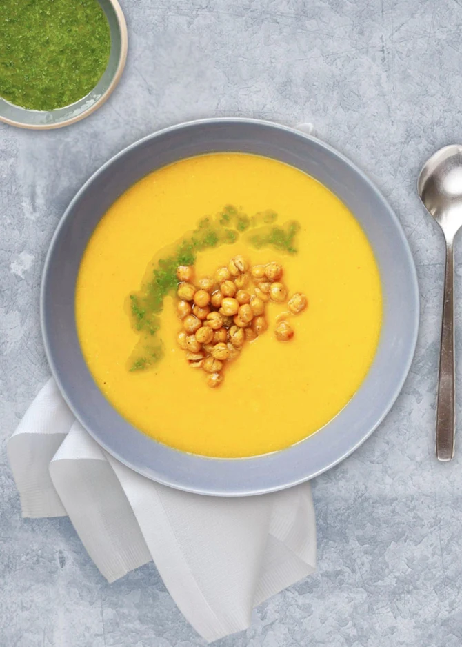 Sød kartoffelsuppe med sprøde kikærter