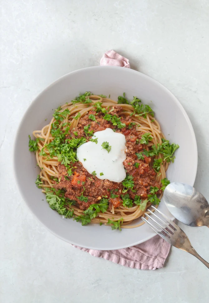 Spaghetti med cremet kødsauce med oksekød. Hertil blåbærsalat