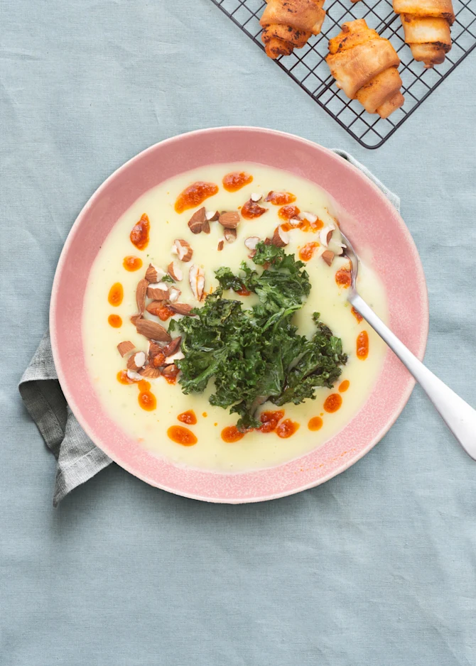 Kartoffelsuppe med grønkålschips og pestohorn