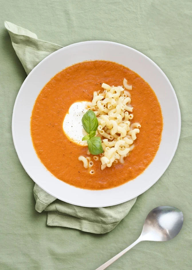 Ratatouillesuppe med suppehorn og creme fraiche. Hertil filonebrød