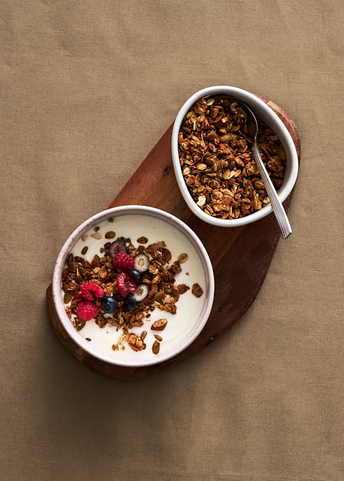 Hjemmelavet müsli med yoghurt og friske bær