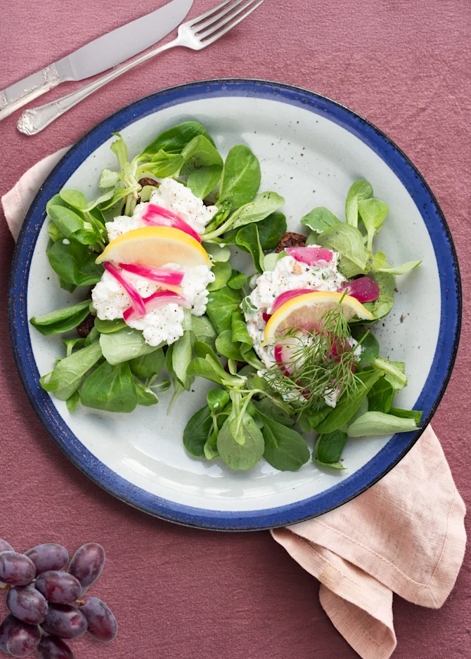 Lakserillette med hytteost serveret på rugbrød