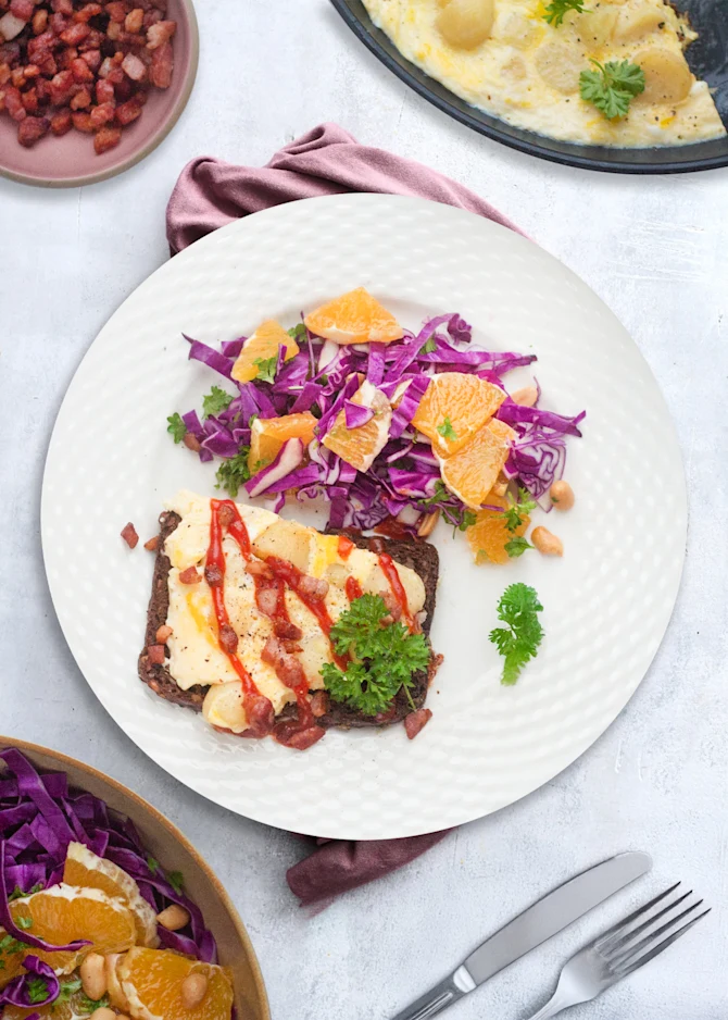 Omelet med kartofler og bacon. Hertil salat og rugbrød