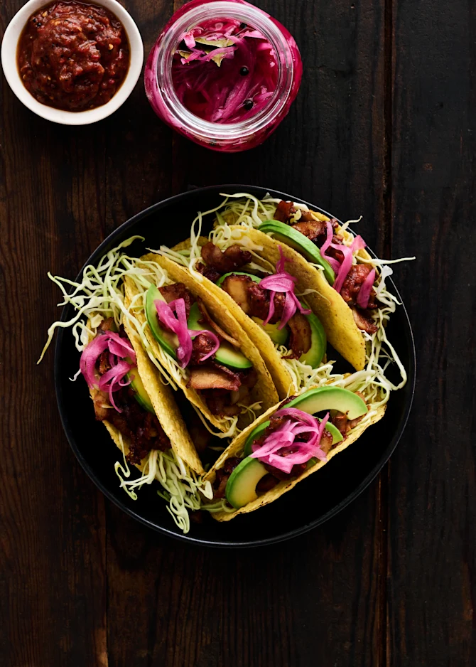 Tacos med kebab, hjemmelavet salsa og spidskål