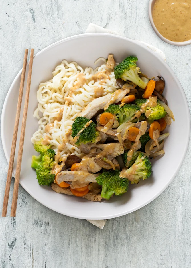 Nudler med svinekød, broccoli og gomadressing