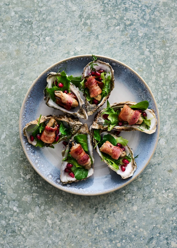 Østers med bacon, krydderurtesalat og granatæble