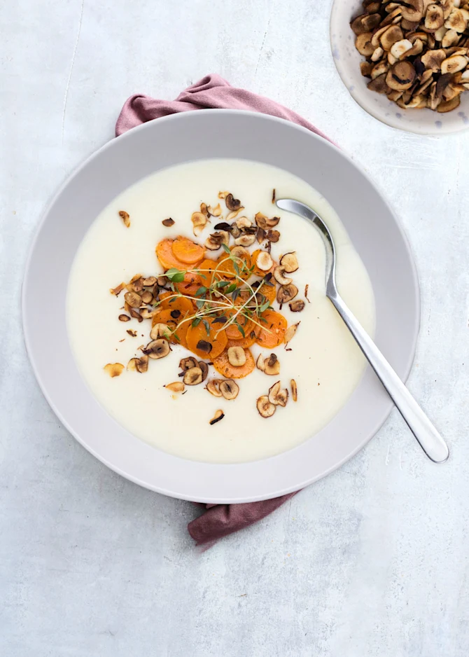 Sellerisuppe toppet med timiangulerødder og hasselnødder