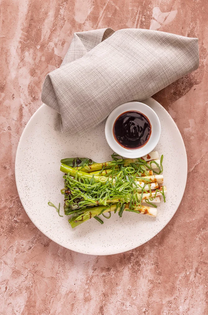 Forårsløg med hoisin og crudite