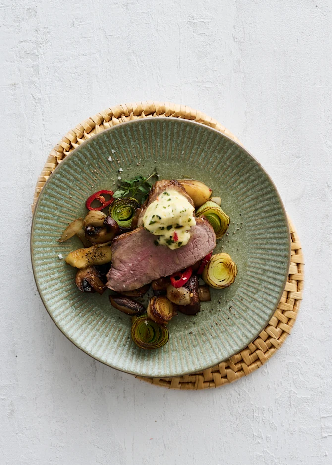Helstegt Ibérico Presa med kryddersmør og grøntsagssauté
