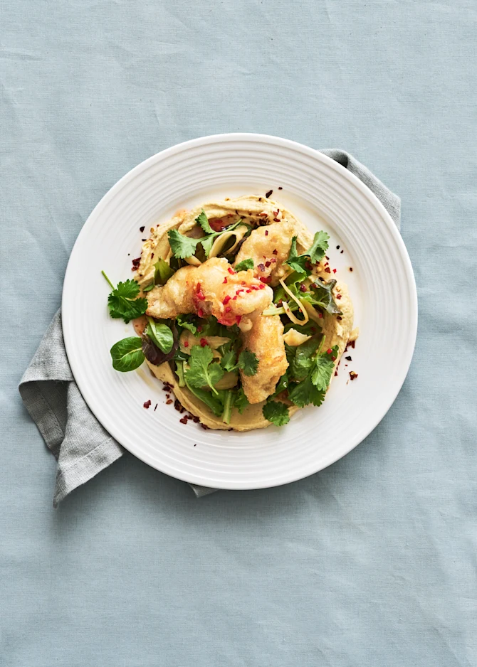 Sprødstegt kylling med spicy salat og hummus