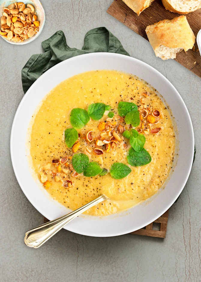 Jordskokkesuppe med suppeurter, nøddeknas og flutes