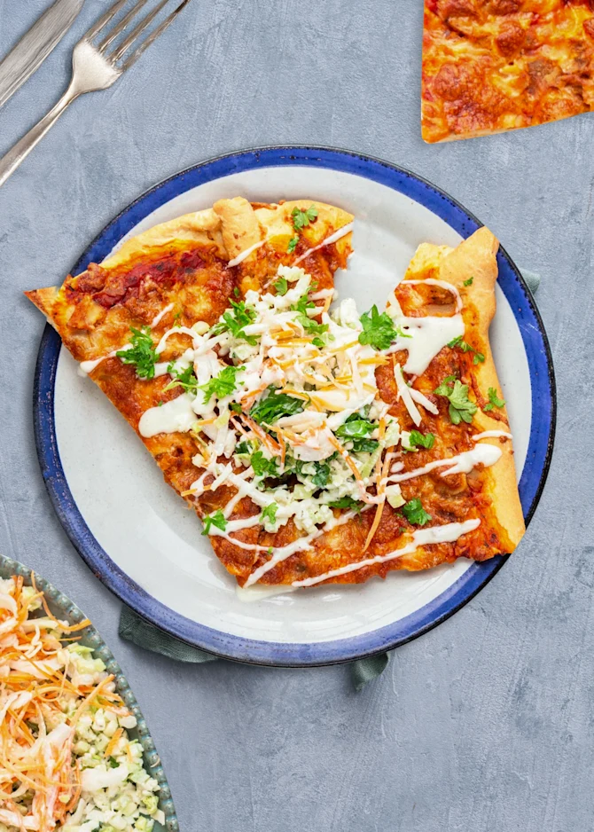 Kebab-pizza med salat og dressing