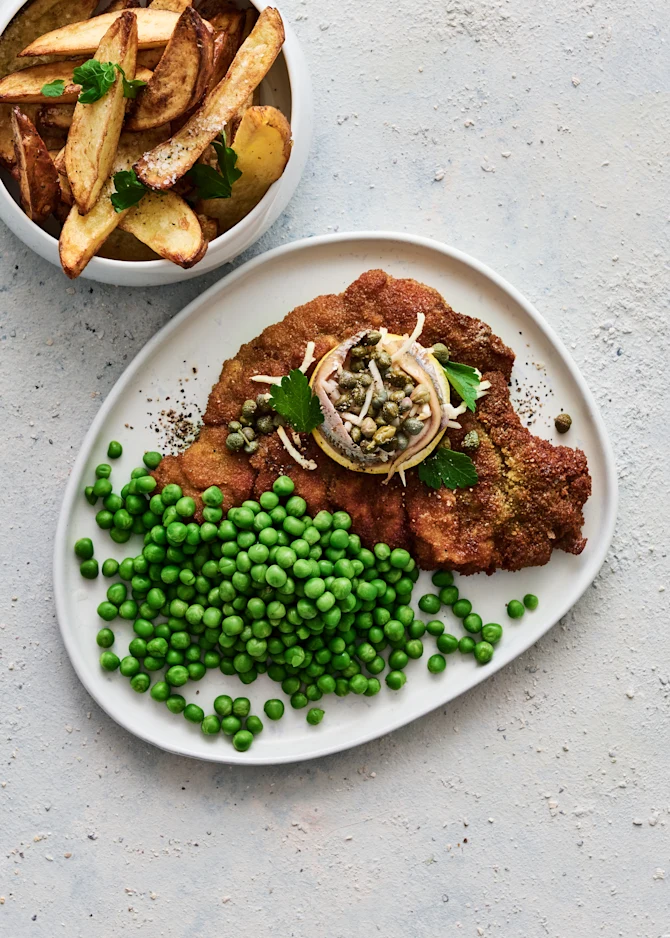 Paneret ungkvæg schnitzel med klassisk tilbehør