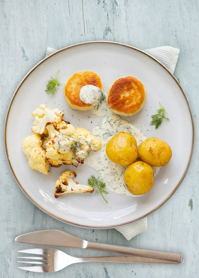 Fiskedeller med kartofler og bagt blomkål. Hertil dildsauce