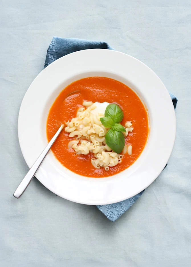 Peberfrugtsuppe med røde linser. Hertil suppehorn og creme fraiche