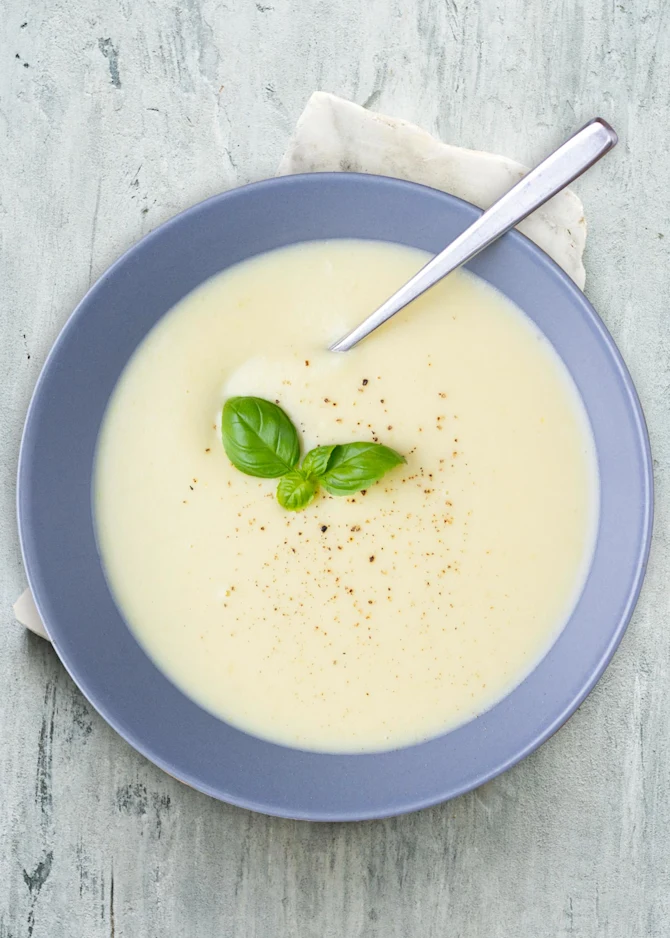 Kartoffelsuppe med porre og blomkål. Hertil pestohorn