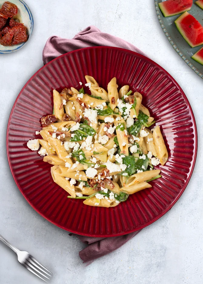 Cremet pasta med soltørrede tomater og feta. Hertil melon