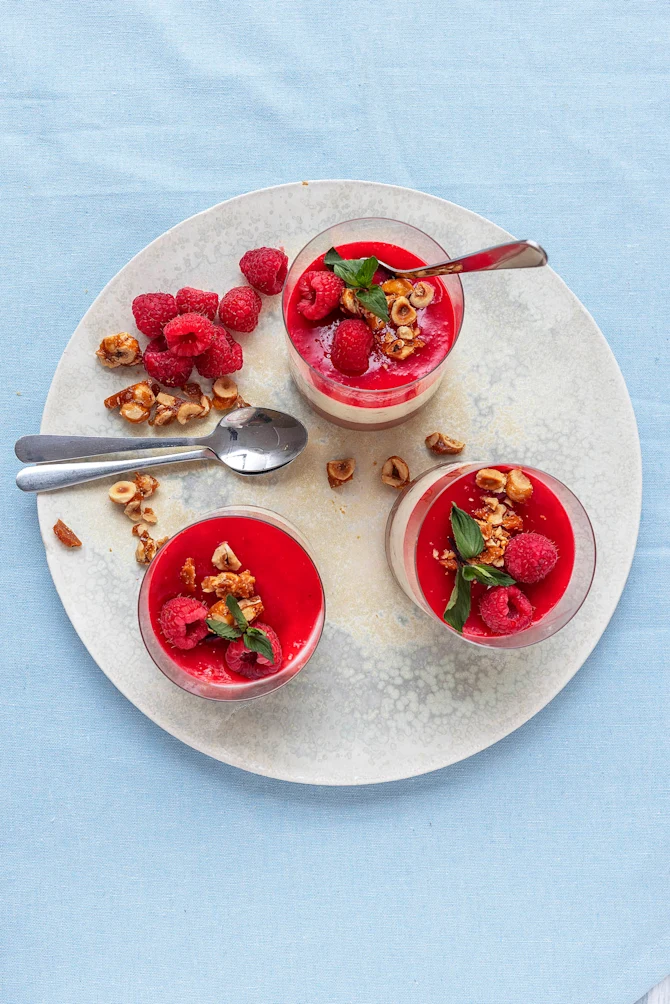 Hasselnøddeparfait, ristede hasselnødder og mørk chokolade