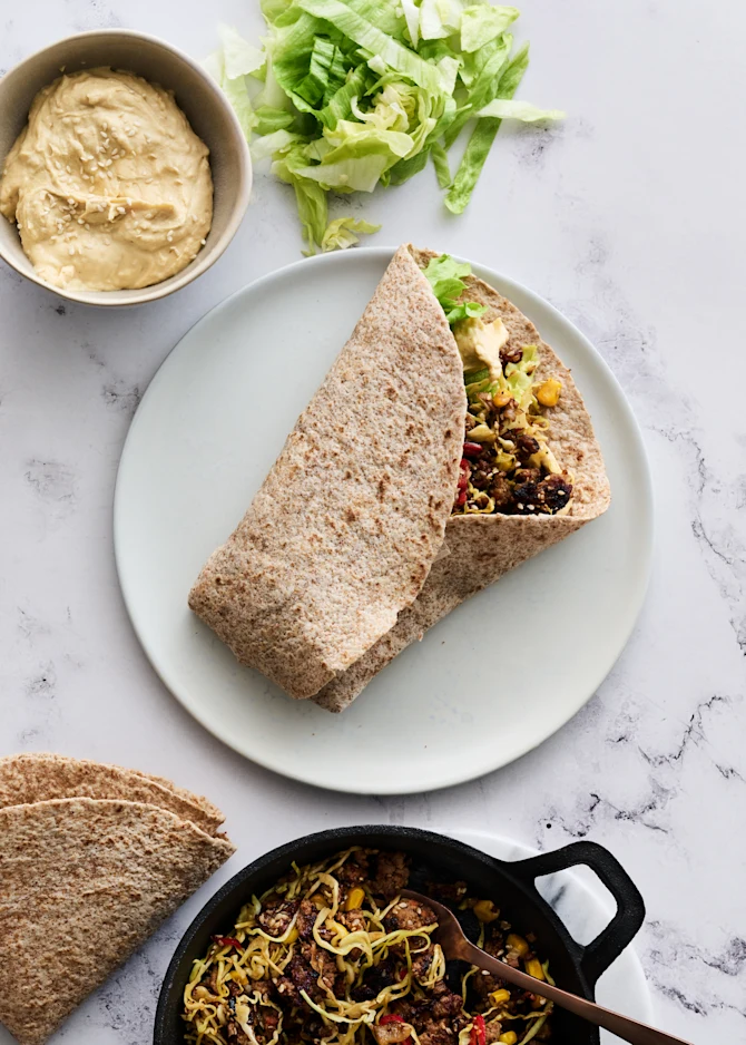 Fuldkorn tortillawrap med hummus og oksekød