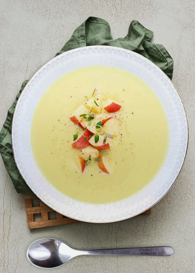  Kartoffelsuppe med porre og æble. Hertil sprøde ostebrød