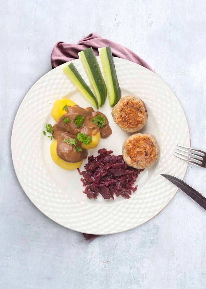 Frikadeller med kartofler, rødkål og brun sauce - til to dage