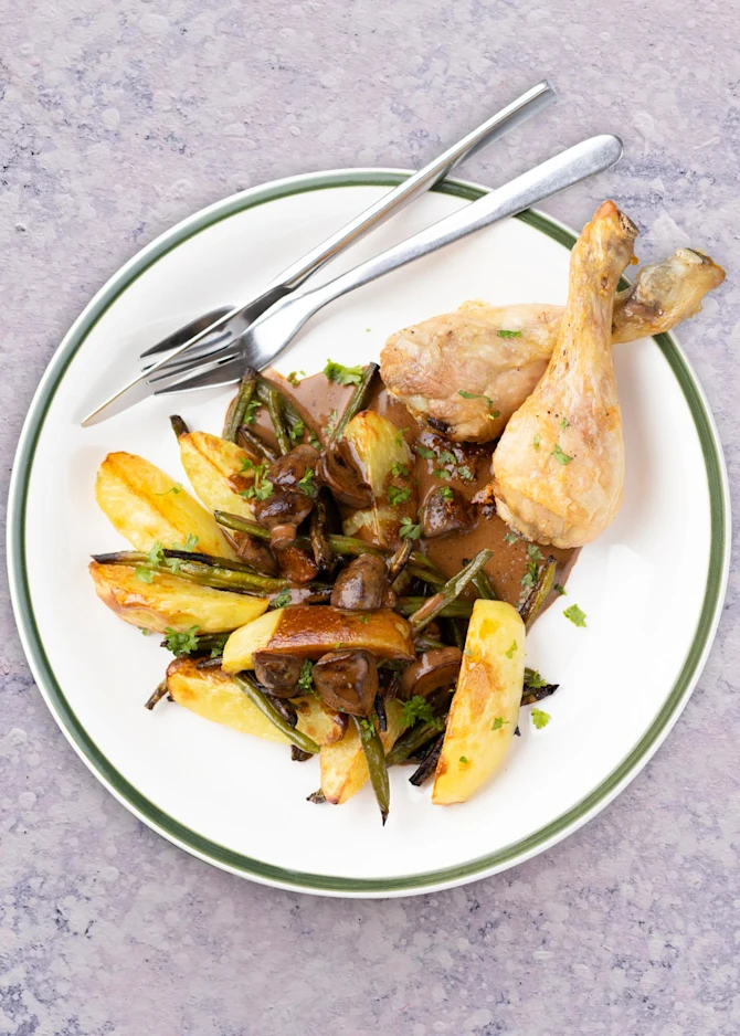 Kyllingelår med ovnbagte kartofler og bønner. Hertil svampesovs