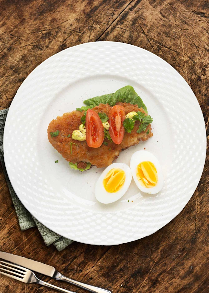 Fiskefilet med æg og tomat på rugbrød