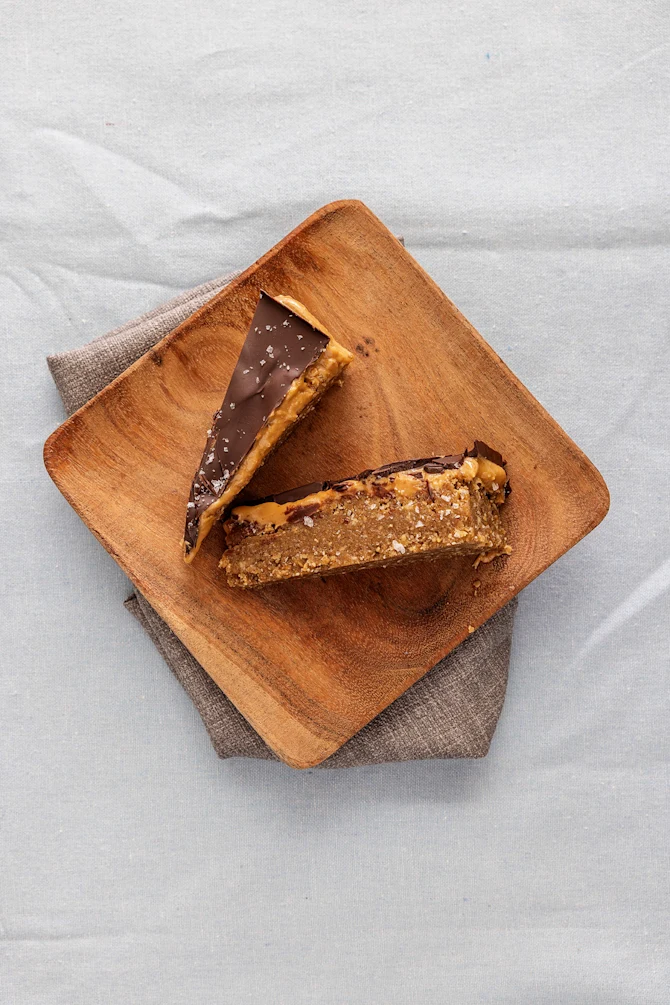 Dadel- og nøddebar med peanutbutter og chokolade