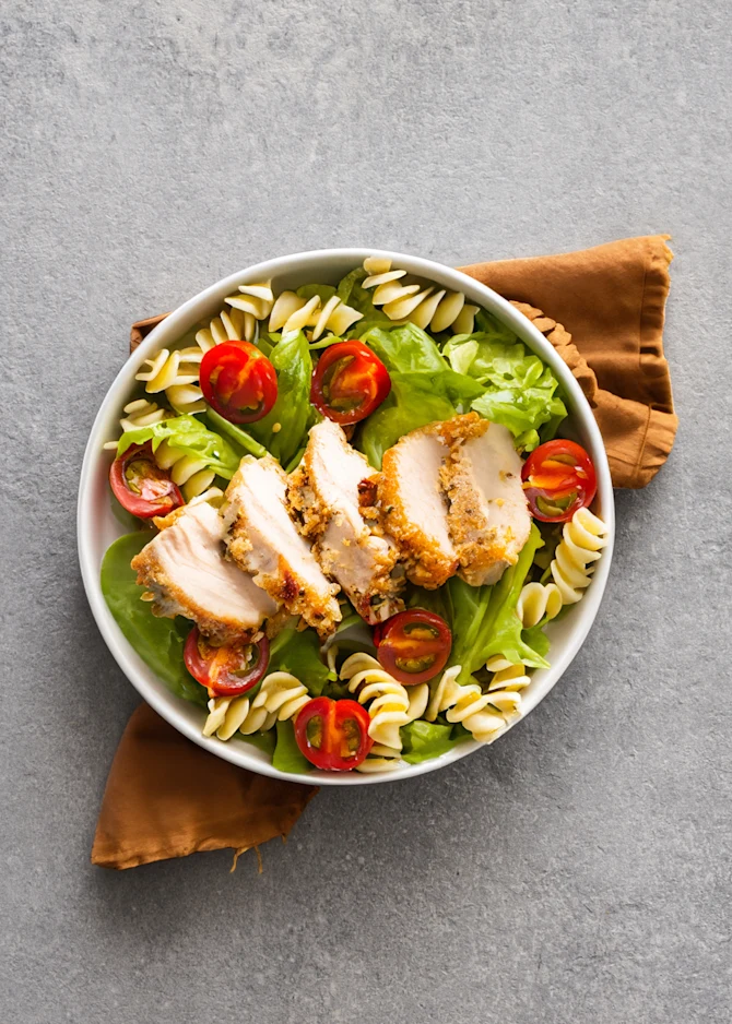 TEST - Glutenfri lun pastasalat med sprød kylling og avocadocreme