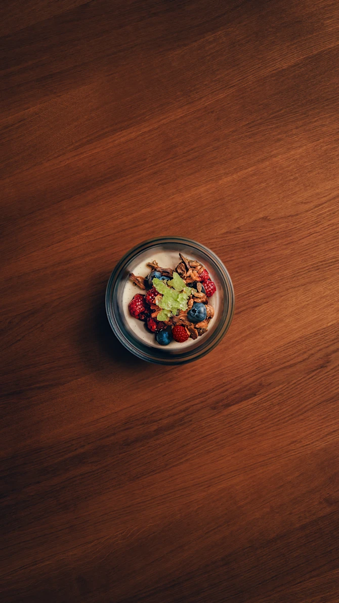 Panna cotta med hvid chokolade og hyldeblomst, bær gastrique og basilikum