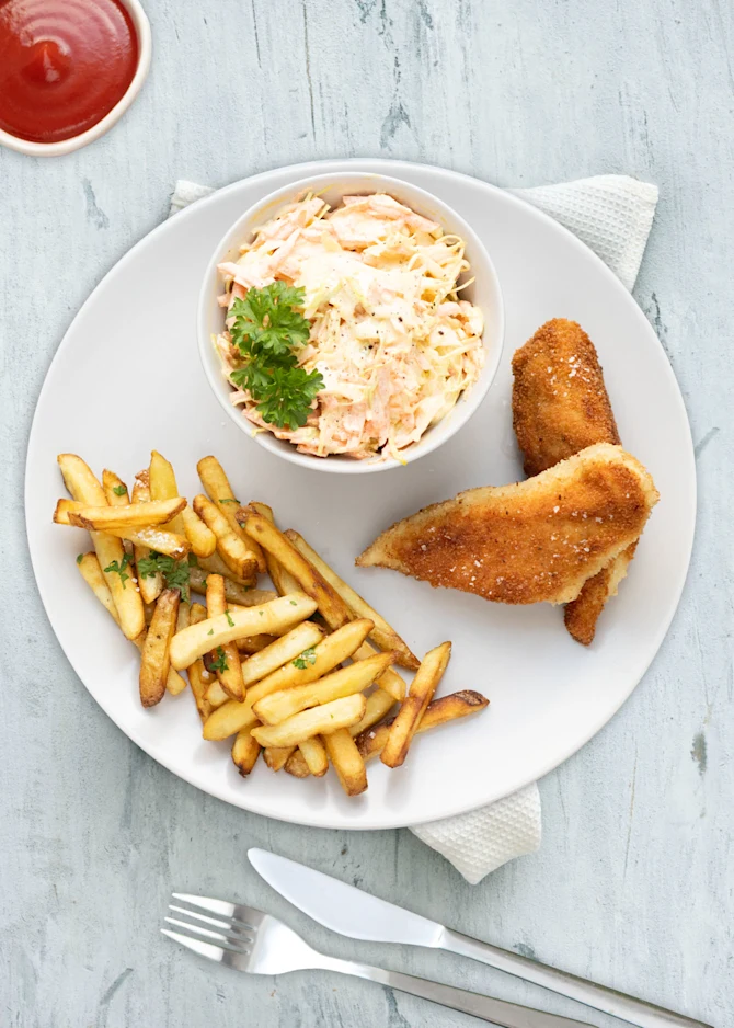 Paneret kylling med fritter og hjemmelavet coleslaw
