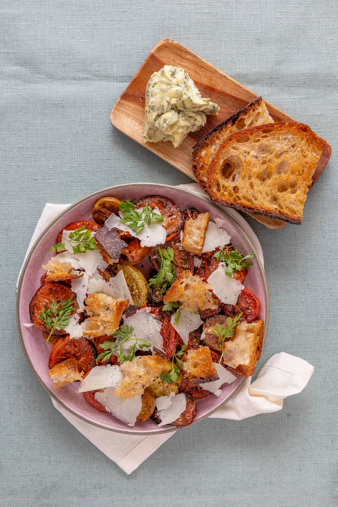 Grillet tomatsalat med manchego & brød