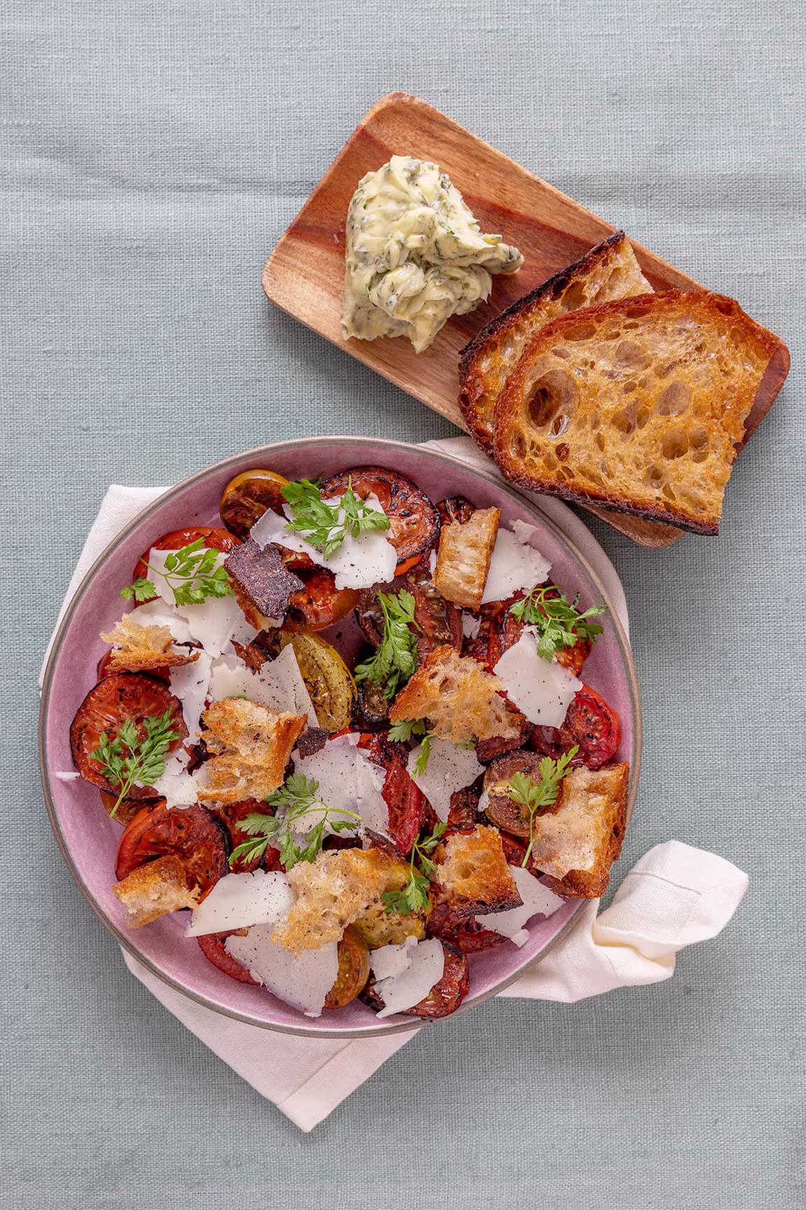 Grillet tomatsalat med manchego & brød