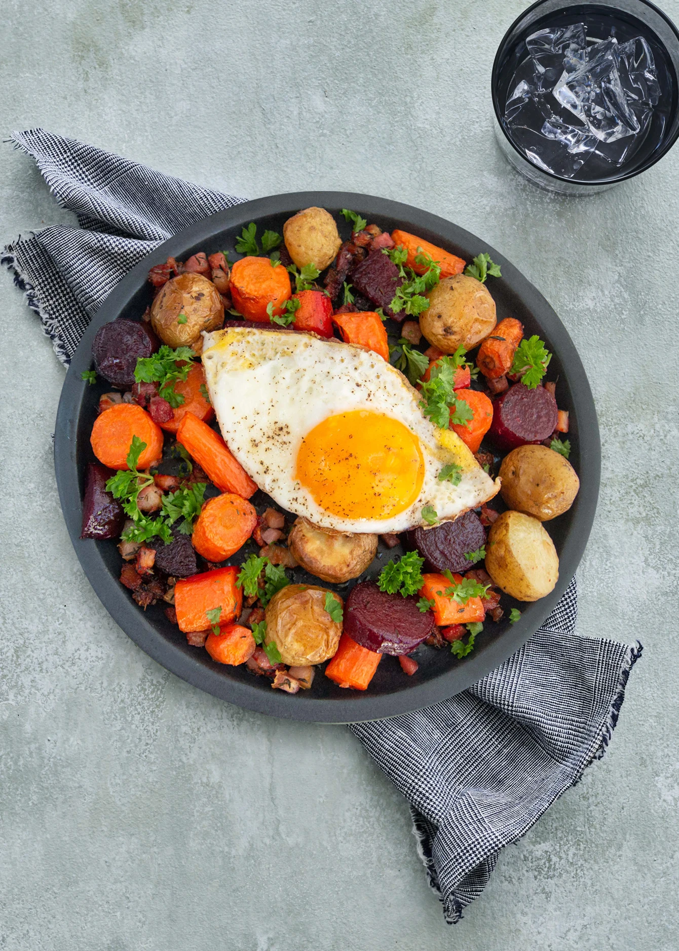 Bagte rodfrugter med bacon og spejlæg REMA 1000