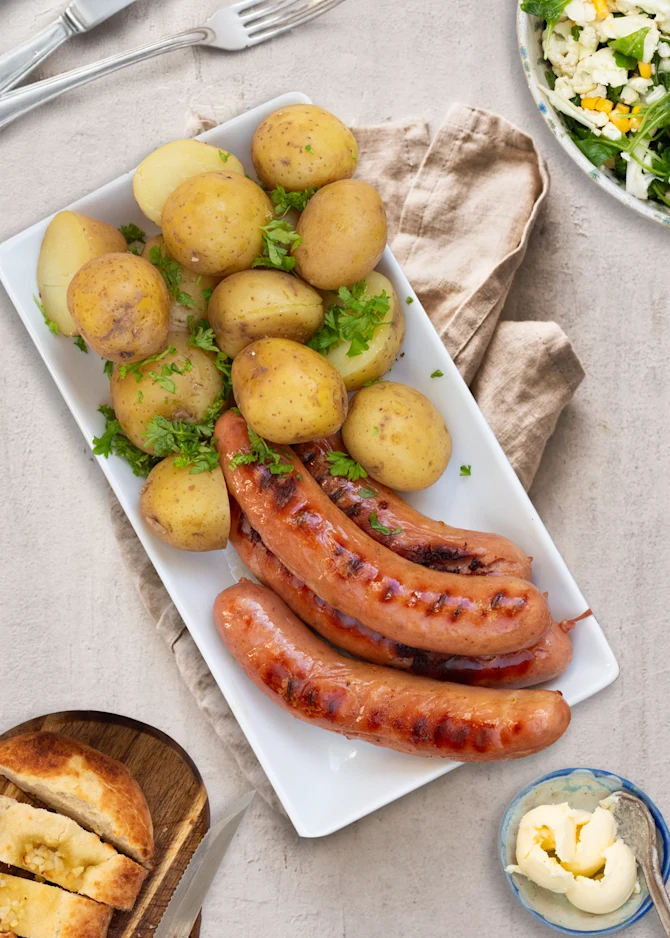 Grillpølser med nye kartofler, blomkålssalat og focaccia
